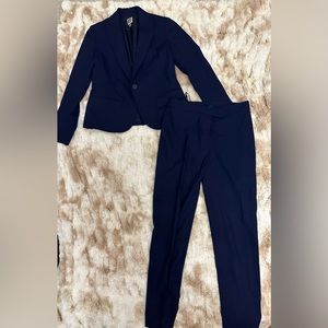 Anne Klein navy blue suit set size 2. Gently used. Need to dry clean.